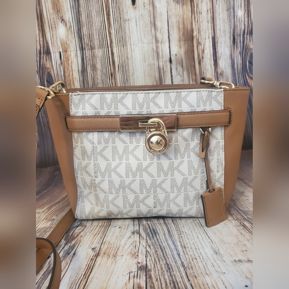 MICHAEL KORS  Hamilton Traveler Medium Top Zip Messenger Bag - Picture 2 of 14